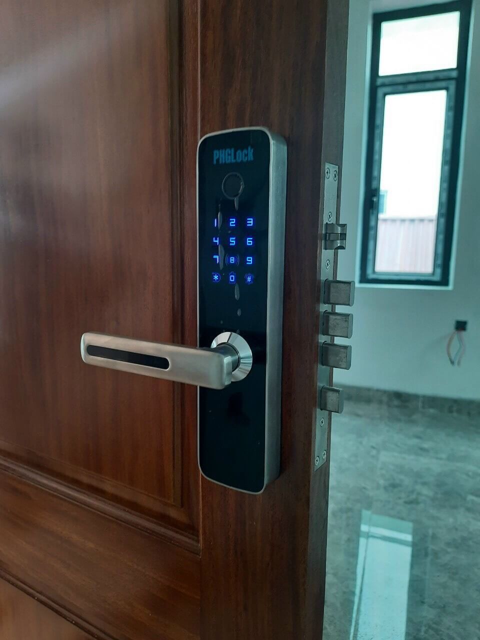 Hệ thống khóa cửa vân tay, thẻ từ